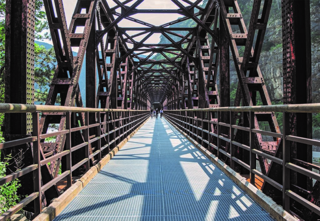 Ciclovia 4 Il Ponte di Ferro a Chiusaforte. Sullo sfondo a destra le rupi su cui sorgeva la fortezza della Chiusa
